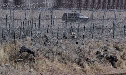 Colocan alambre de púas en pasos fronterizos cerca de Ciudad Juárez   