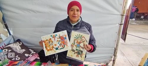 Preocupada por  su preservación, artista reproduce códices antiguos   
