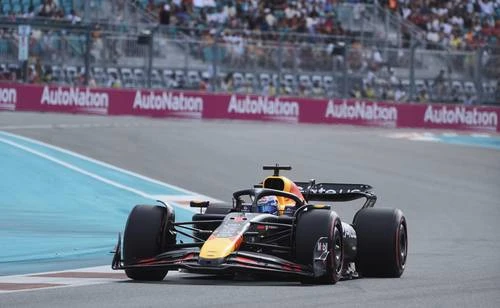 Verstappen responde tras penalización; consigue la pole en el GP de Miami   