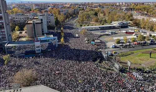 Protestas masivas en Serbia a un año de tragedia en estación de tren   
