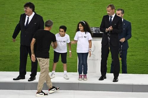 En la Supercopa, UEFA condena crímenes contra los palestinos    