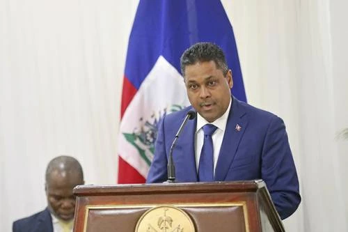 Empresario asume el consejo de transición de Haití, entre amenazas de pandilleros   
