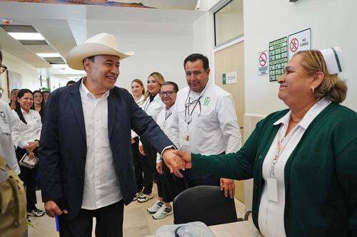 Logra gobernador Durazo aumento de 30% al salario de médicos especialistas en Sonora   