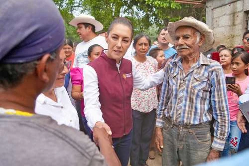 Sheinbaum con damnificados   