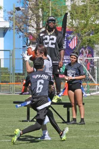 Sorprende a jugador de Raiders el crecimiento del futbol bandera   