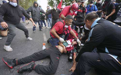 Arremeten en Argentina contra marcha de jubilados; 120 arrestos   