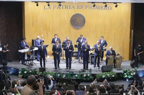 Diputados de Morena paran sesión para bailar La boa   