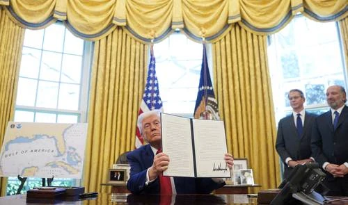Trump ordena mayor flujo de agua  para lavar su “hermoso cabello”   