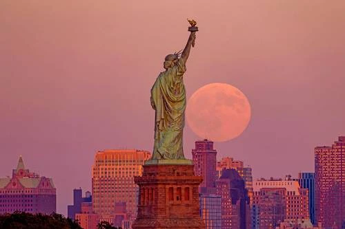 Superluna y La Estatua de la libertad   