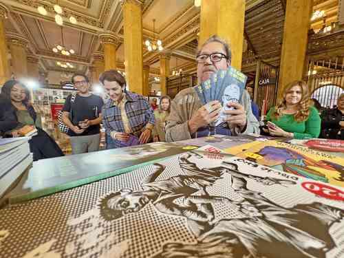 El FCE celebra el quinto tendido de libros en el Palacio Postal   