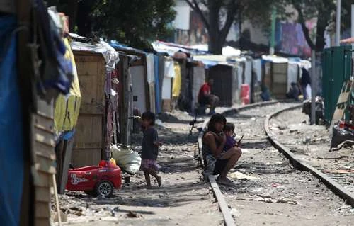 Migrantes en campamento de Vallejo temen desalojo tras concluir ciclo escolar   