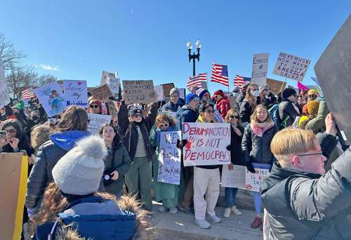 ¡Fuera fascistas!, retumba en Washington y otras ciudades estadunidenses   