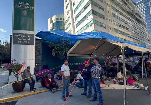 Plantón del Movimiento Social por la Tierra   