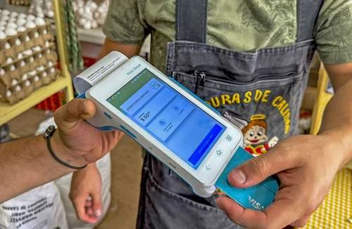 Comisión, el costo oculto del uso de tarjetas con el que nadie quiere cargar   