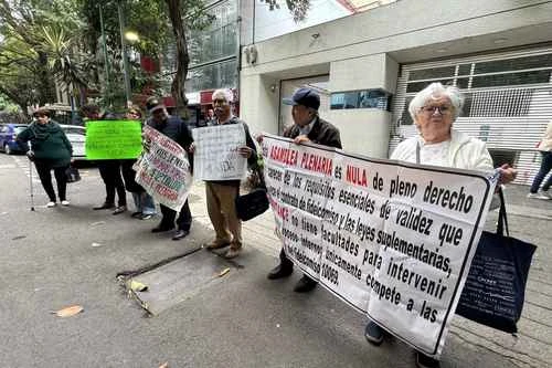 Ex trabajadores bancarios exigen al IPAB recuperar servicio médico perdido   