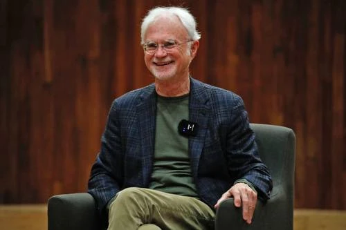 “Me identifico mucho con Mark Twain por su sentido del humor”: John Adams   