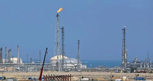Acuerda la OPEP+ aumentar producción en 137 mil bdp   