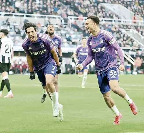 Con un golazo, Raúl Jiménez encabeza remontada del Fulham   