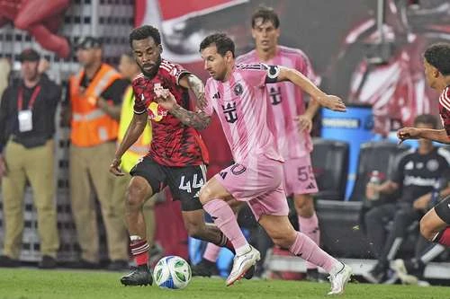 Enfrentar a Messi motiva más que la MLS: Piojo Alvarado   
