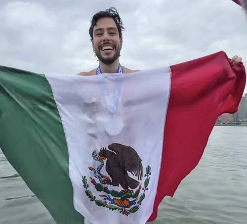 El nadador David Olvera impone récord  al dar la vuelta más rápida a Manhattan   