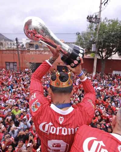 Los campeones celebran con un recorrido multitudinario   
