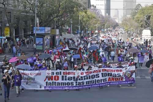 Usuarios de energía eléctrica marchan por Reforma    