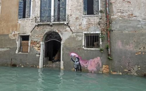 Remueven grafiti de Banksy en Venecia   