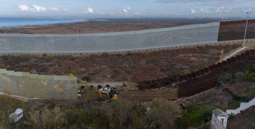 Avanza la reconstrucción del muro con Tijuana; colocan vallas más altas   