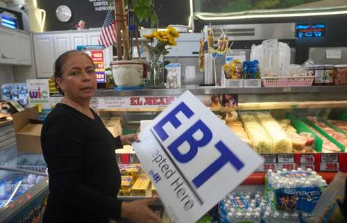 Jueces impiden a Trump suspender las ayudas alimentarias   