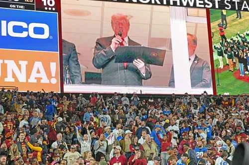 Abuchean a Trump al asistir al encuentro entre Detroit y Washington   