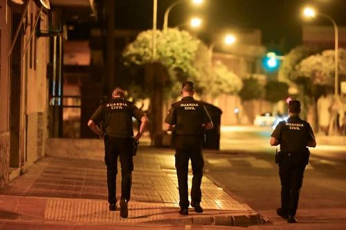 Frustran el llamado de la ultraderecha a cazar migrantes en localidad de España   
