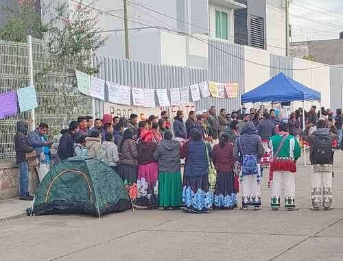 Wixárikas bloquean oficinas regionales de la SEP en Jalisco   