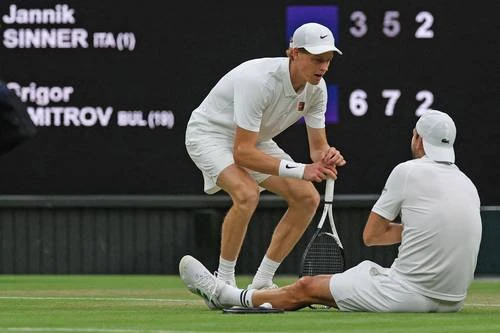 Cerca de eliminar a Jannik Sinner, Grigor Dimitrov sale por una lesión   