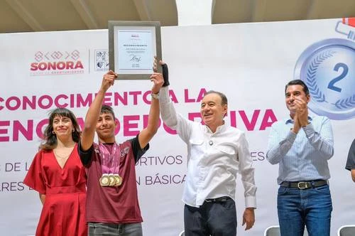 Durazo premia con becas a medallistas de los Juegos Deportivos Nacionales de Educación Básica   