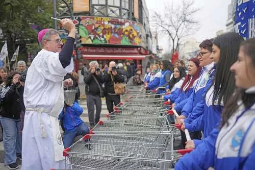 Arzobispo de Buenos Aires exige a Milei justicia para jubilados y discapacitados   
