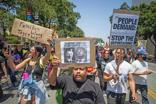 Al menos 30 manifestaciones multitudinarias en EU por las razzias de Trump   