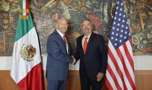 Cooperación y respeto mutuo, pactan el embajador de EU y De la Fuente   