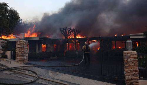 Incendio en las colinas de Los Ángeles   