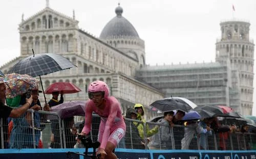 Lluvia complica a Del Toro, pero mantiene el liderato   