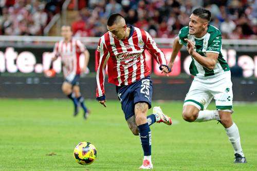 Triunfal debut del español Óscar García con Chivas   