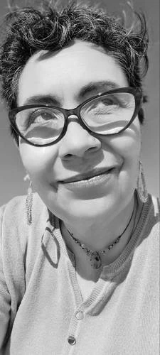 Crear un mundo paralelo en mi escritura me alivia: Ana Claudia Molinari   