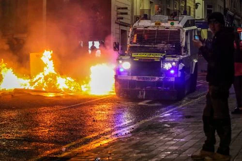 Segundo día de disturbios racistas en Irlanda del Norte   