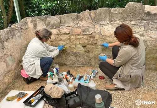 El INAH estabiliza pintura del Posclásico Tardío en el Conjunto de los Dragones, en Cancún   