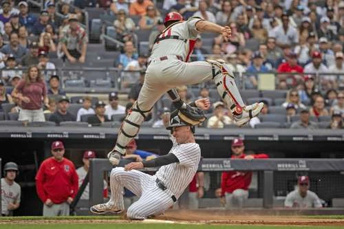Yanquis vencen 4-3 a Filis; McMahon luce en el bate   