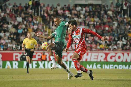 El líder León liga derrotas; cae ante Necaxa, que terminó con 10 jugadores     