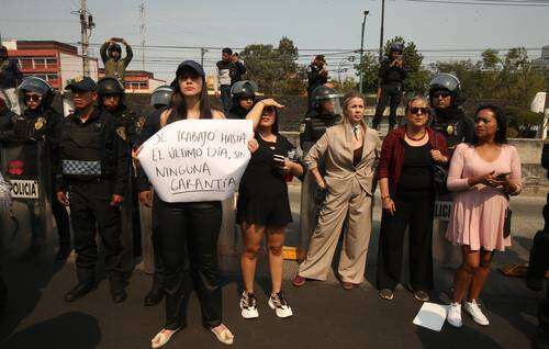 Entre protestas, avala el gobierno pago de compensación en el INAI   