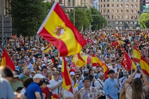 Madrid: exigen dimisión de Pedro Sánchez   