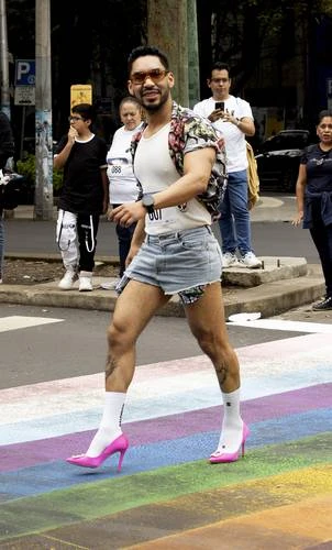 Corren en tacones por el orgullo LGBT+   