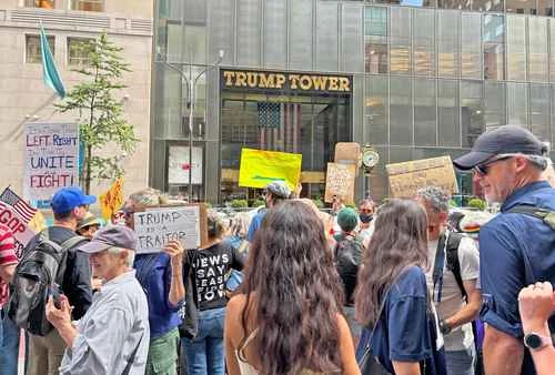 Enfrenta Trump protestas y dudas sobre su salud   