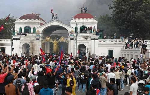 Pese a renuncia del premier de Nepal, continúa ola de violencia   